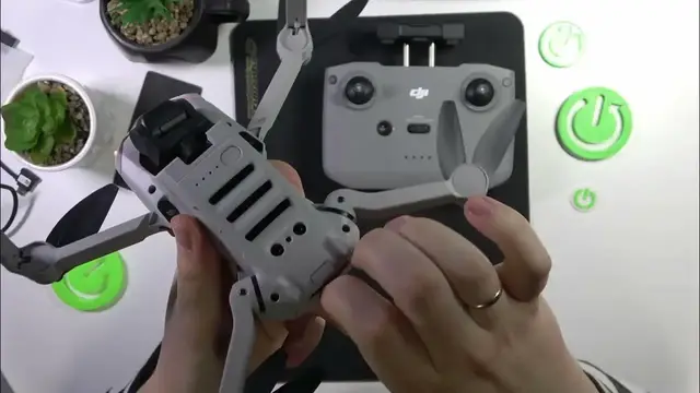 Video thumbnail for How to Swap a Battery in DJI Mini 2 SE