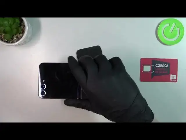 Video thumbnail for How Big is Samsung Galaxy Z Flip 5 - Hand Size Comparison