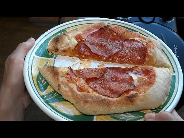 Video thumbnail for Pizza mit dickem Rand im G3 Ferrari