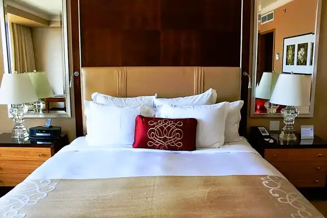 Video thumbnail for Das Ritz-Carlton Hotel - 5-Sterne-Hotel in Toronto mit Aussicht auf den CN Tower