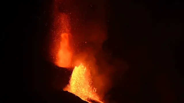 Video thumbnail for La Palma volcano eruption 27 Sep 2021 - eruption restarts, flank vent with massive lava flow