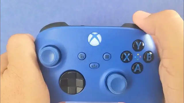 Video thumbnail for Turn on an Xbox Wireless Controller and put it into pairing mode