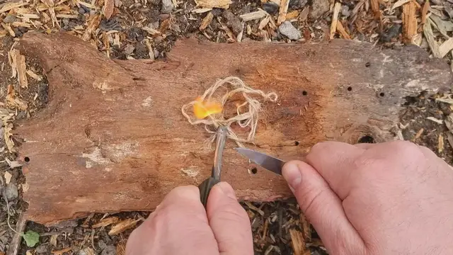 Video thumbnail for Using a Ferrocirium rod to Light Dute Twine