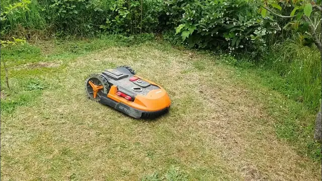 'Video thumbnail for Worx landroid L1000 avec roues crantées en action'