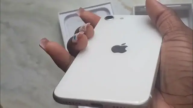 'Video thumbnail for Apple iPhone SE 3rd Generation (2022) Unboxing and Review'
