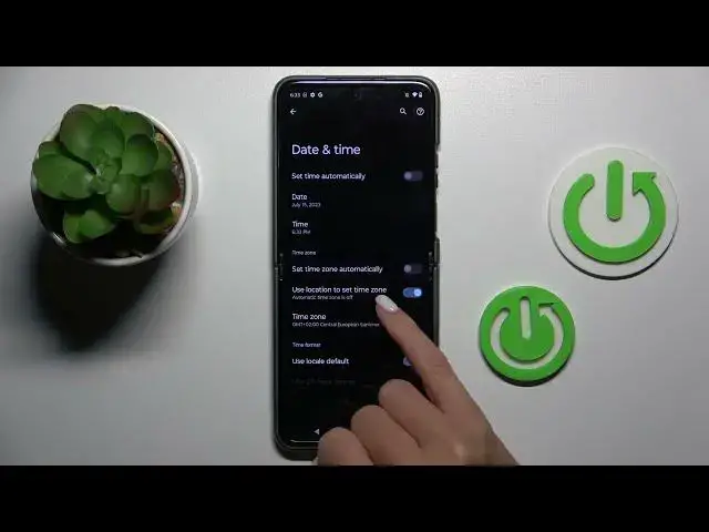 Video thumbnail for How to Set Up Date & Time on Motorola Razr 40?