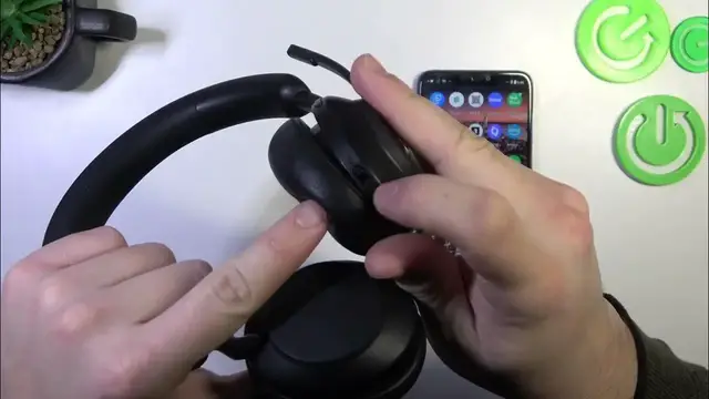 Video thumbnail for How To Power On & Off Jabra Evolve2 65