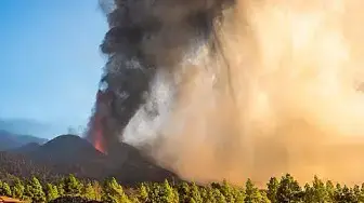 Video thumbnail for La Palma volcano eruption 4 Oct 2021