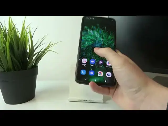 Video thumbnail for Motorola RAZR 2022 - Hand Size