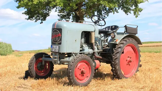Video thumbnail for Mein Eicher Traktor -  Sound und Ausfahrt mit dem "Bulldog"