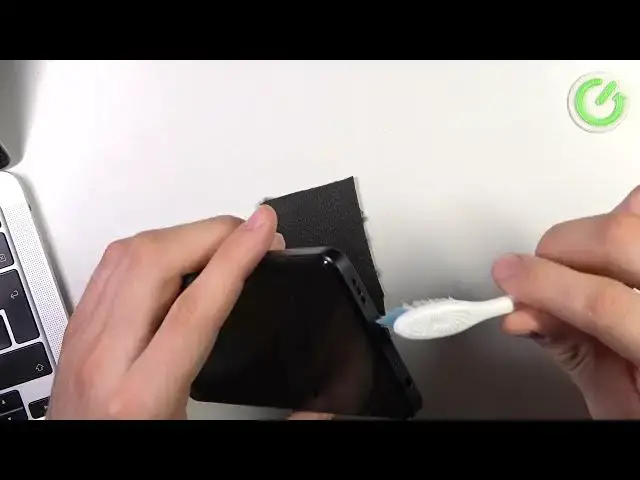 Video thumbnail for How to Clean the USB Port Using the Toothbrush & Simple Household Items on OPPO F23