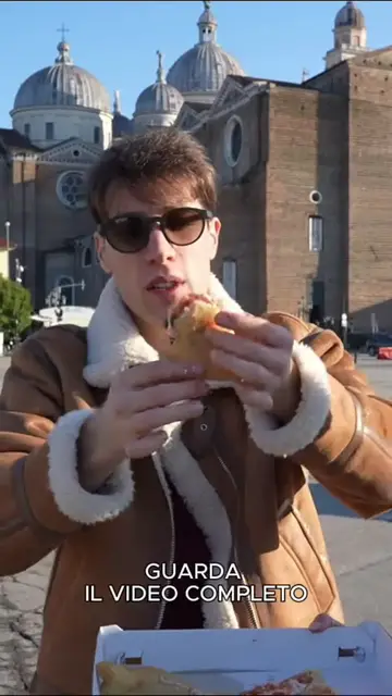 Video thumbnail for Pizza fritta da paura 🔥 Lo street food che mette tutti d’accordo