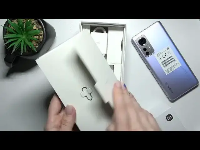 Video thumbnail for Xiaomi 12 All Box Accessories - Unboxing