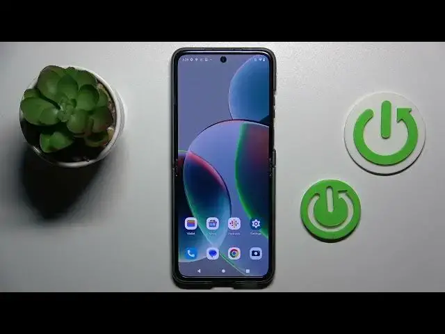 'Video thumbnail for How to Show Battery Percentage on Motorola Razr 40'