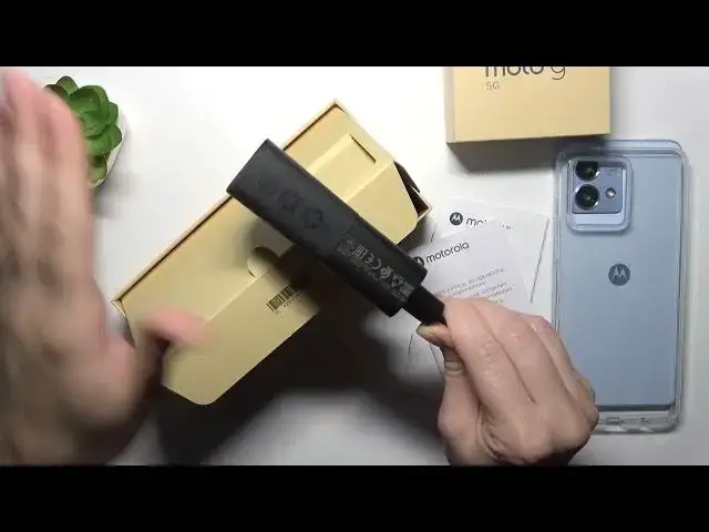'Video thumbnail for MOTOROLA Moto G84 All Box Accessories'