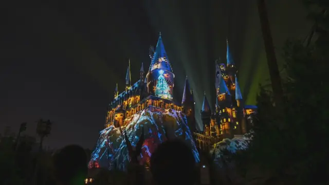 Video thumbnail for The Magic of Christmas at Hogwarts Castle