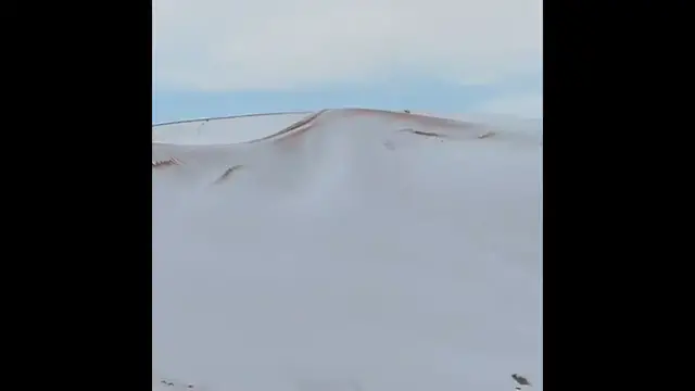'Video thumbnail for Great view Snow falling in the Algerian desert'