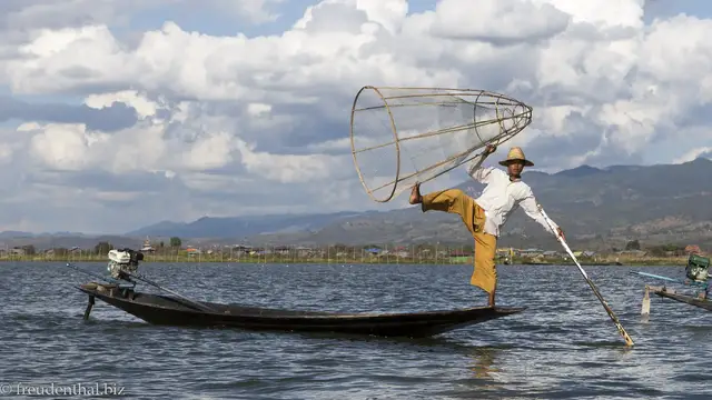 Video thumbnail for Bootsfahrt und Einbeinfischer auf dem Inle-See | Myanmar