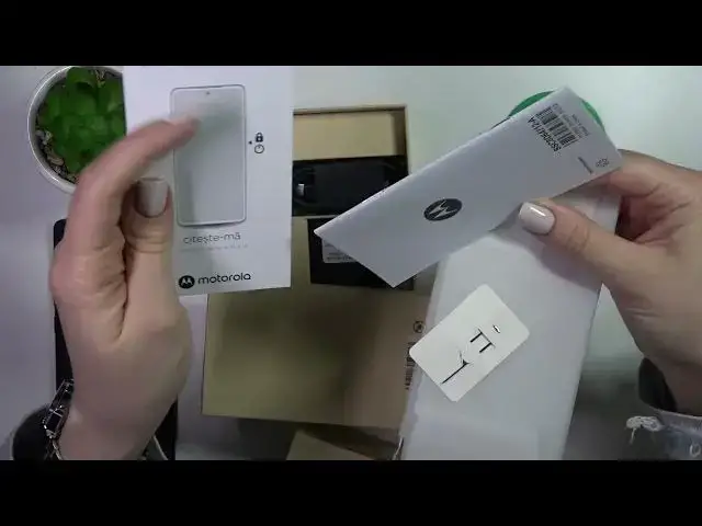 Video thumbnail for MOTOROLA Edge 40 - All Box Accessories Review