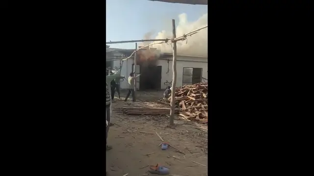 Video thumbnail for गोल्डन ट्रेडर्स की प्लाईवुड फैक्ट्री में चेंबर फटने से लगी आग