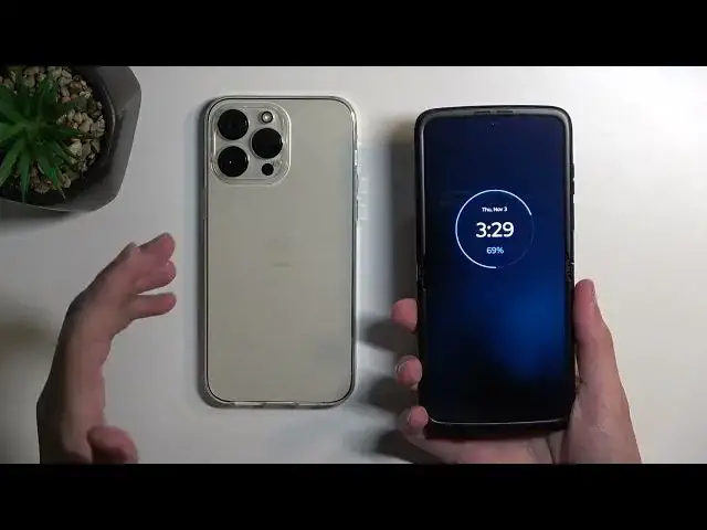 'Video thumbnail for MOTOROLA Razr Unboxing - See what is Included in a Motorola Razr Factory Box'