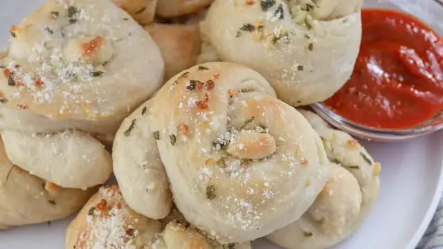 Video thumbnail for Classic Buttery Garlic Knots Recipe