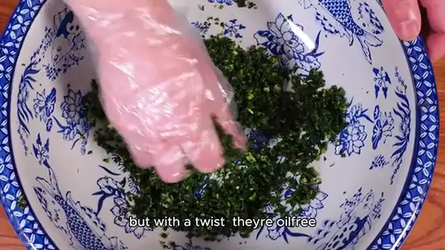 Video thumbnail for Oil-Free Crispy Kale Chips Recipe