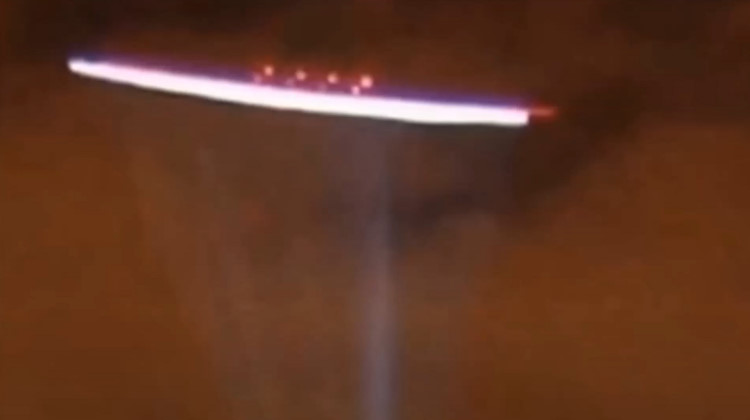 Video thumbnail for This UFO caused the closure of Hangzhou Airport, China. Looks like an exploratory mission.