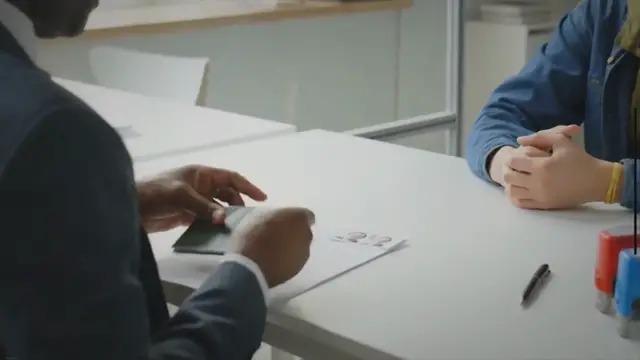 'Video thumbnail for ¿Quién debe cambiar su dirección para evitar problemas con Inmigración en Estados Unidos?'