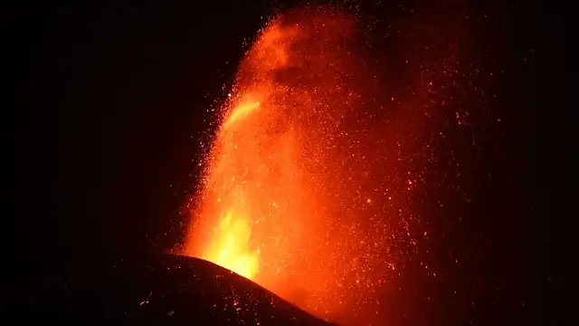Video thumbnail for La Palma volcano eruption: lava fountains 23 Sep 2021