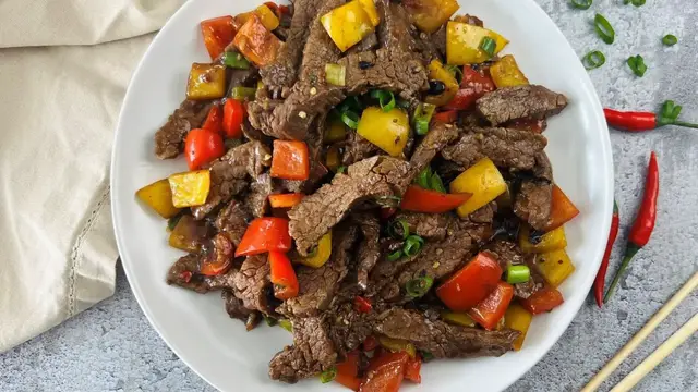 Video thumbnail for Hunan-Style Beef Stir-Fry Recipe