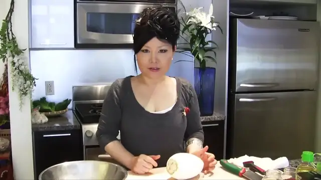 'Video thumbnail for White radish salad (Musaengchae;무생채) (720p 30fps)'