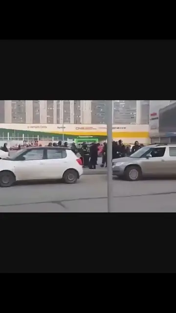 'Video thumbnail for London Mall in Saint Petersburg evacuated after bomb threat'
