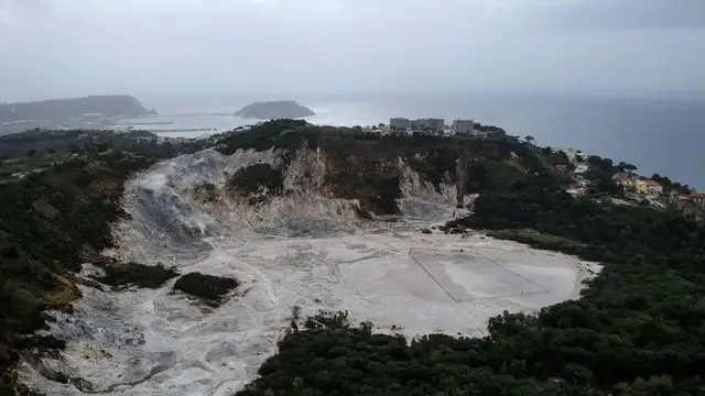 Video thumbnail for Campi flegrei volcano, Bay of Naples Italy: video blog