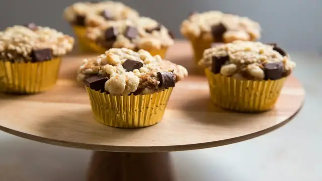 Video thumbnail for Banana Chocolate Chip Muffins With A Sweet, Crunchy Crumb Topping