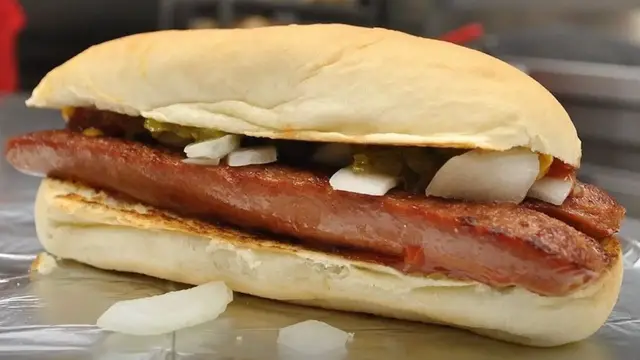 Video thumbnail for The Reason Five Guys Does This Strange Thing To Its Hot Dogs