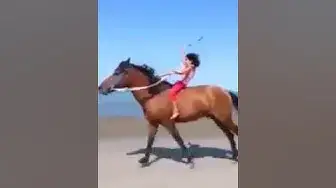 Video thumbnail for رغم سرعة الحصان الطفلة تستعرض شجاعتها