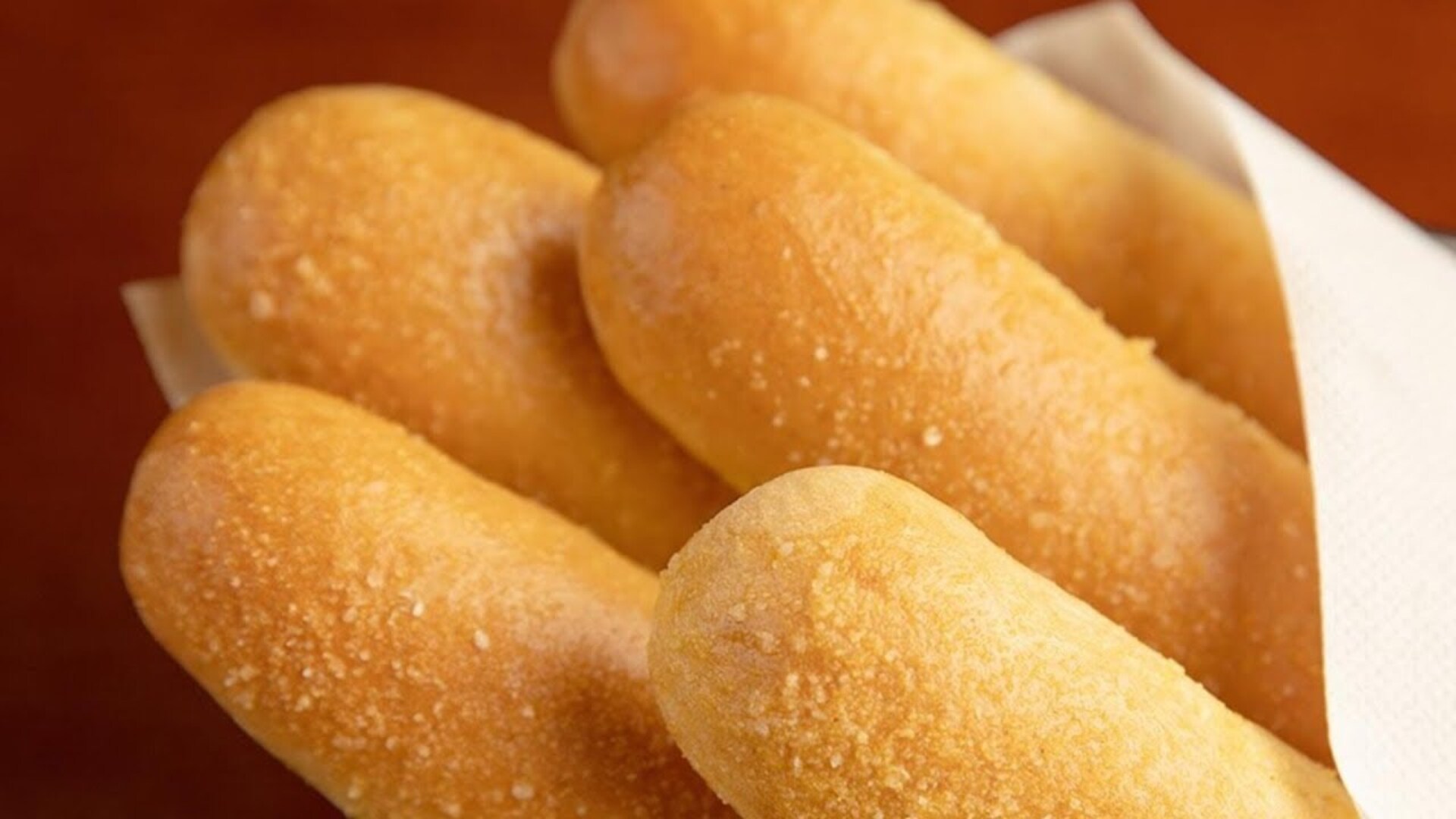 Video thumbnail for Why Olive Garden's Breadsticks Are So Darn Delicious