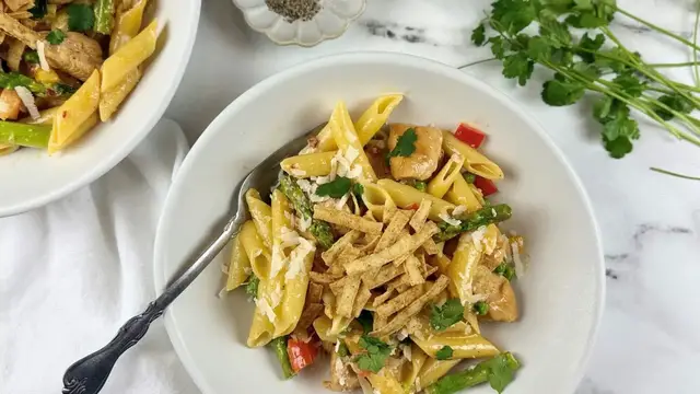 Video thumbnail for Copycat Cheesecake Factory Chipotle Chicken Pasta Recipe
