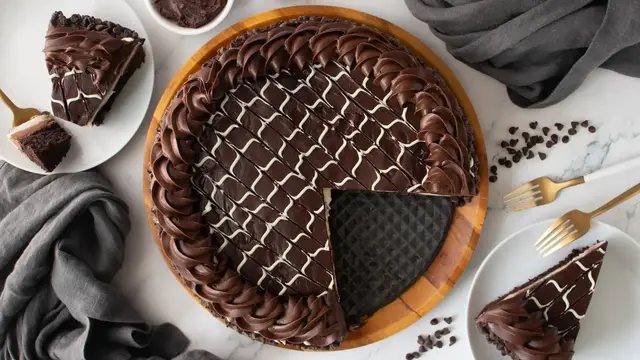 Video thumbnail for Indulge In Layers Of Chocolate Perfection With This Olive Garden Black Tie Mousse Cake Copycat Recipe