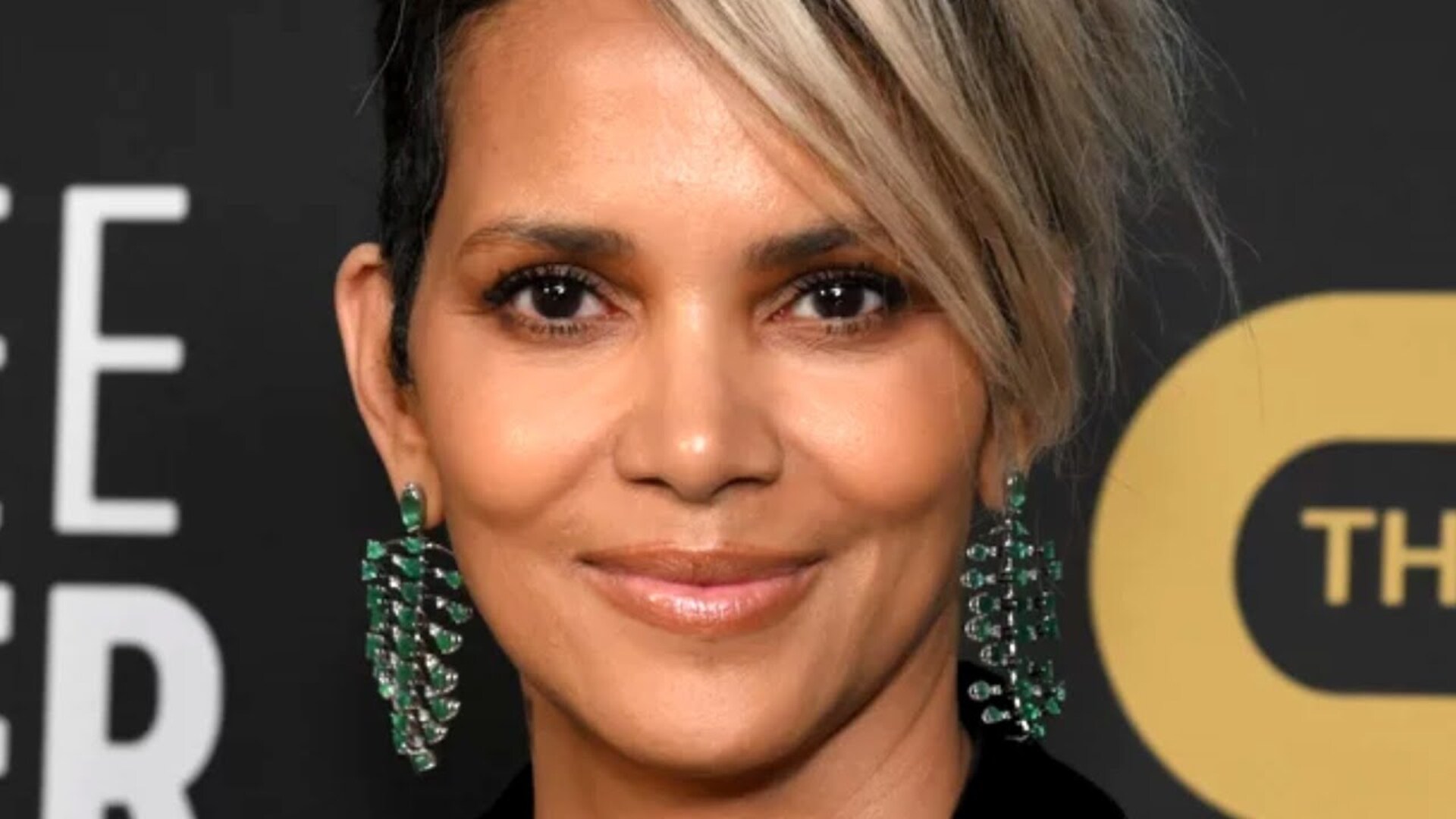 Video thumbnail for Tragic Details About Halle Berry