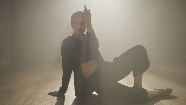 Video thumbnail for "Dancer Kameron Saunders Laughs Off Onstage Fall During Taylor Swift’s Eras Tour, Gets Support from Travis Kelce"