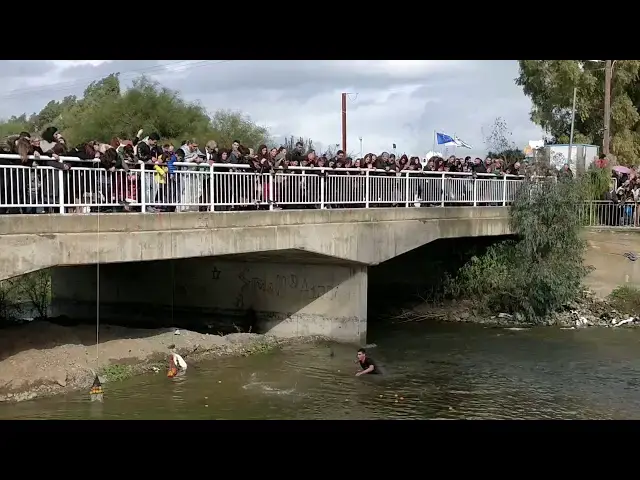 Video thumbnail for jump in the river with 1000 people audience!