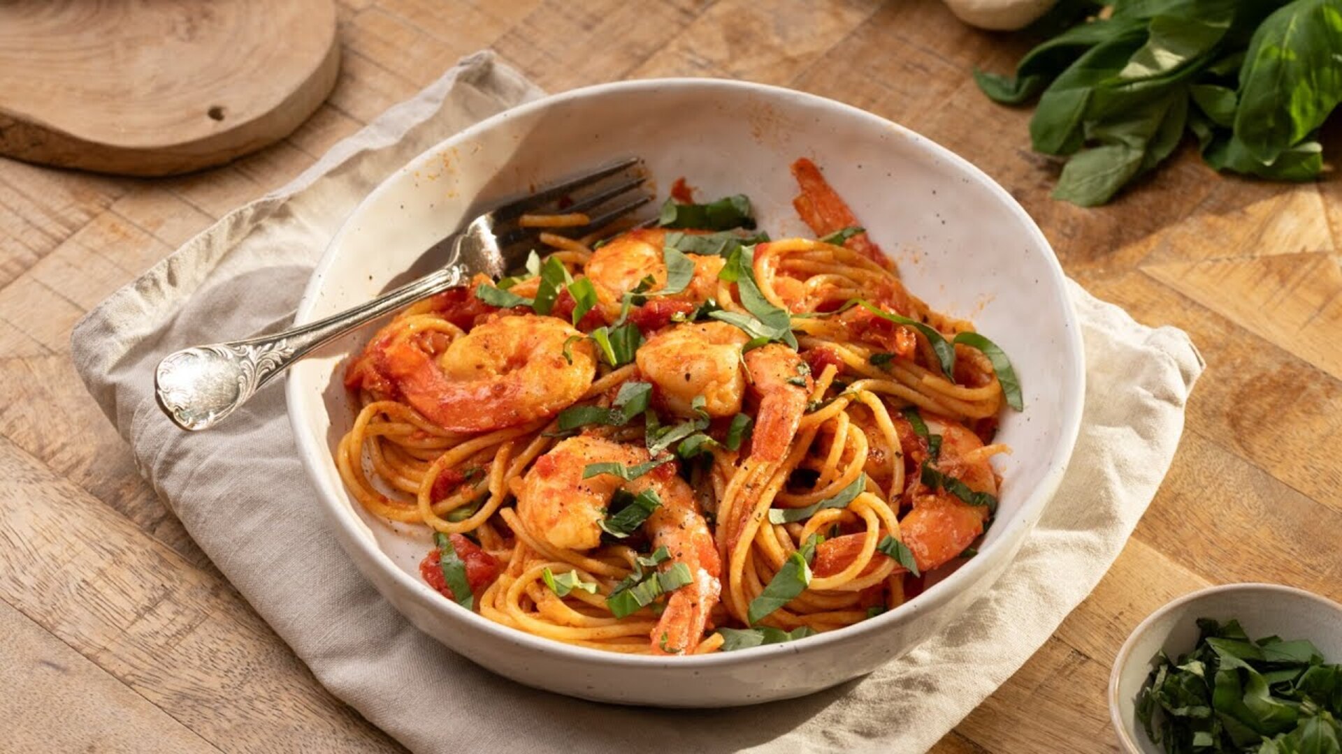 Video thumbnail for Garlic Shrimp Pasta With Tomato Sauce Recipe