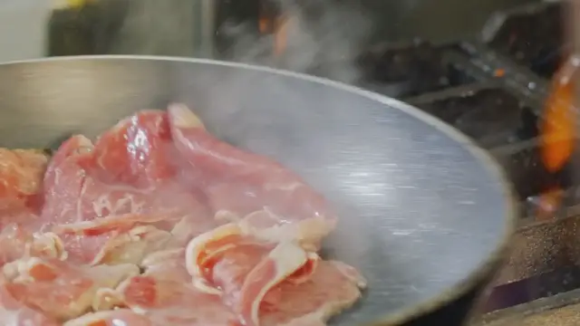 'Video thumbnail for Roast Beef - Oven vs Frying Pan'