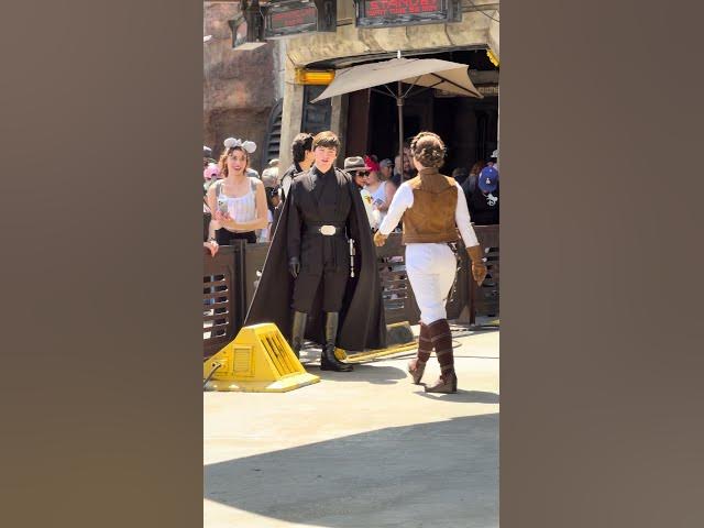 Video thumbnail for Luke Skywalker and Leia Organa