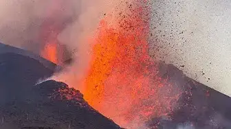 Video thumbnail for La Palma volcano eruption 30 Sep 2021 - lava fountains and lava flows from close