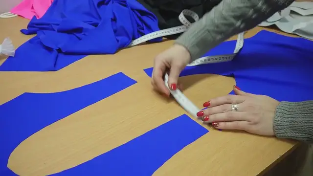 Video thumbnail for Charli_XCX_s_SKIMS_Splash_Campaign