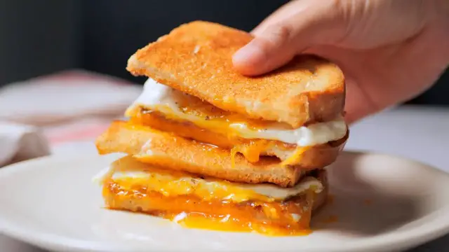 Video thumbnail for 5 Minute Fried Egg Sandwich