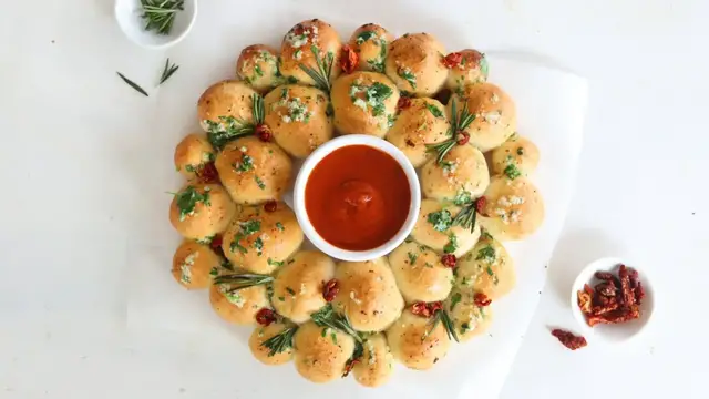 Video thumbnail for Pull-Apart Christmas Wreath Appetizer Recipe